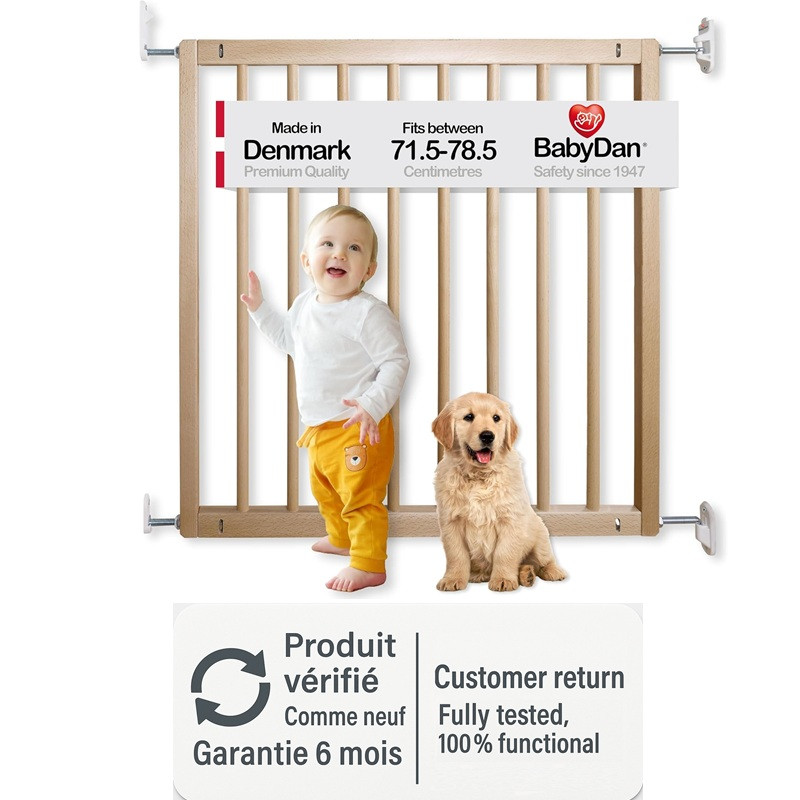 Barrière de sécurité en bois de hêtre BabyDan No Trip installée en haut d'un escalier sans barre de seuil